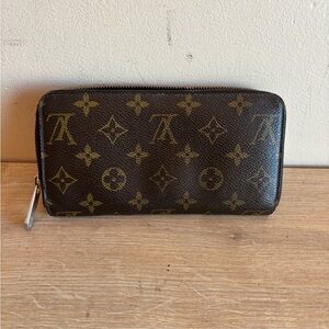 Authentic Louis Vuitton monogram zippy wallet
